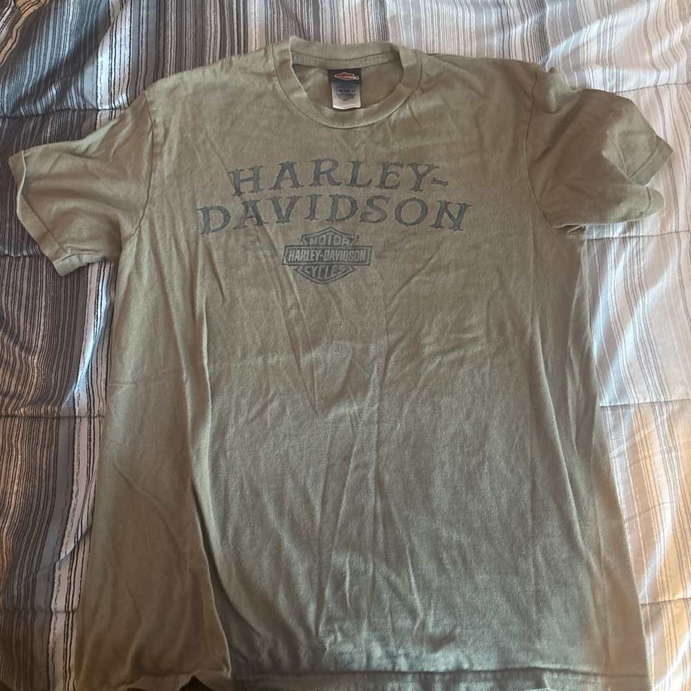 greenish-brown Harley Davison shirt, says : „Black Widow, Port Charlotte, FL“